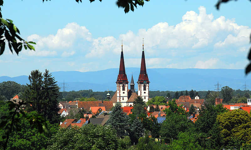 Kenzingen Türme St. Laurentius Kirche © Heinrich Bueb